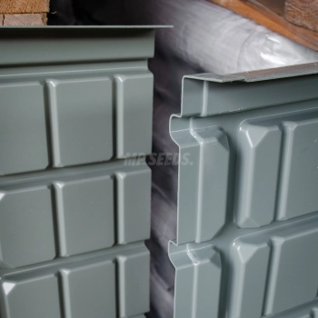 Ebb and flow hydroponic tray - assembly of two tray parts
